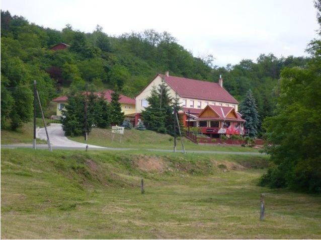 Fenyves Fogado Hotel Szurdokpüspöki Exterior foto