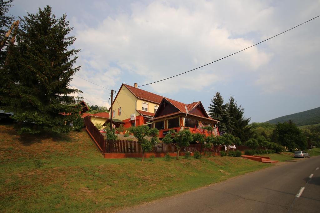Fenyves Fogado Hotel Szurdokpüspöki Exterior foto
